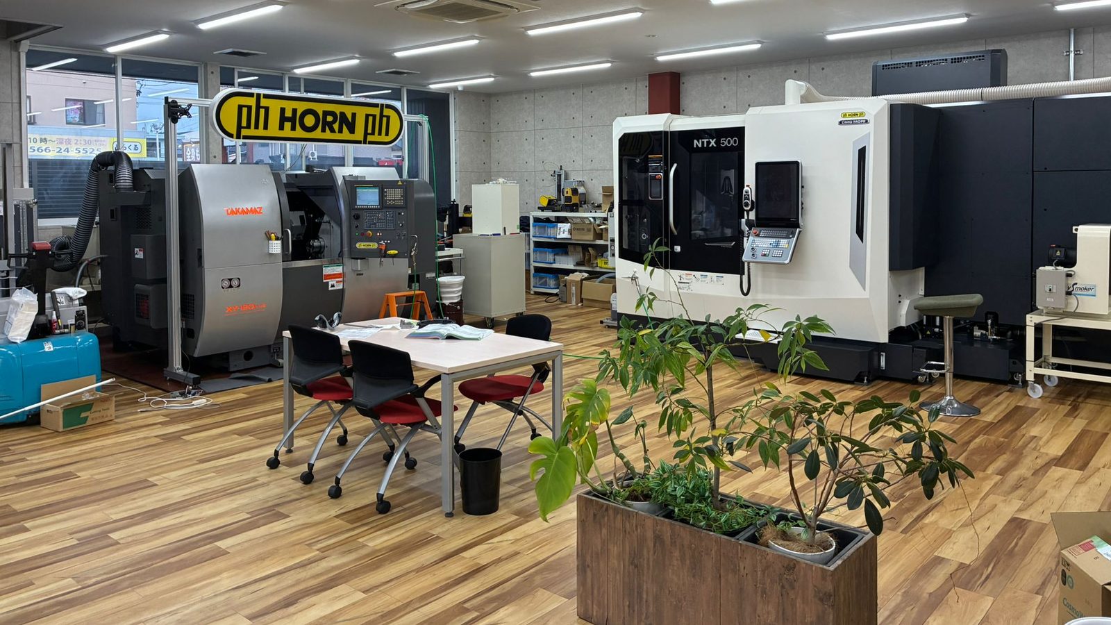 刈谷テクニカルセンターに並ぶTAKAMAZ XY-120 PlusとDMG MORI NTX500